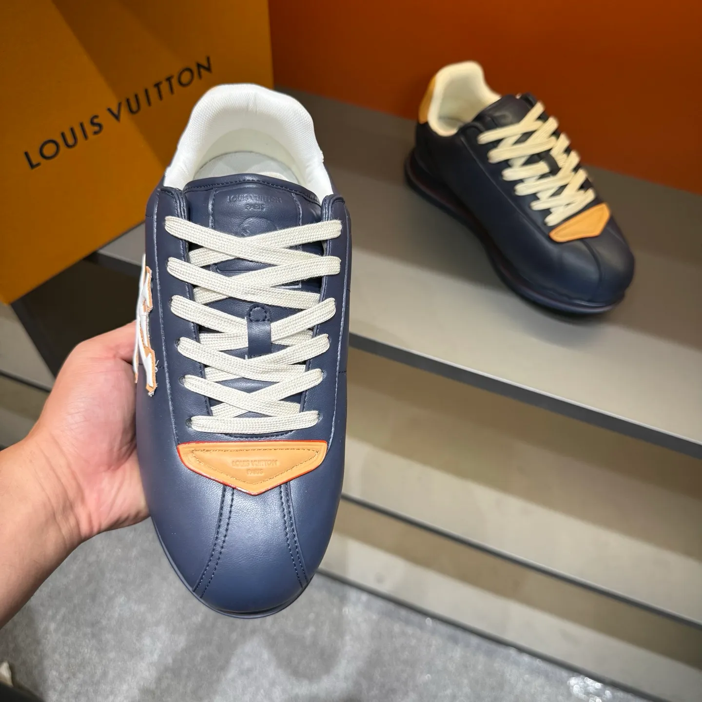 P540 Size 38-45 LV 🫏The colorful interpretation of BUTTERSOFT sneakers combines sheepskin, The colorful interpretation of LV BUTTERSOFT sneakers combines sheepskin and calfskin, bringing a super soft feel. Designed by Pharrell Williams, this '60s-inspired shoe features a padded upper that's been crafted by Louis Vuitton craftsmen to further enhance the comfort of the leather. In addition to the LV initials, it features multiple signatures, including natural leather trim and an embossed pattern of Pharrell Williams and lobster on the side, referencing the Fall/Winter 2025 men’s show. A must-have artifact for fashionistas✅